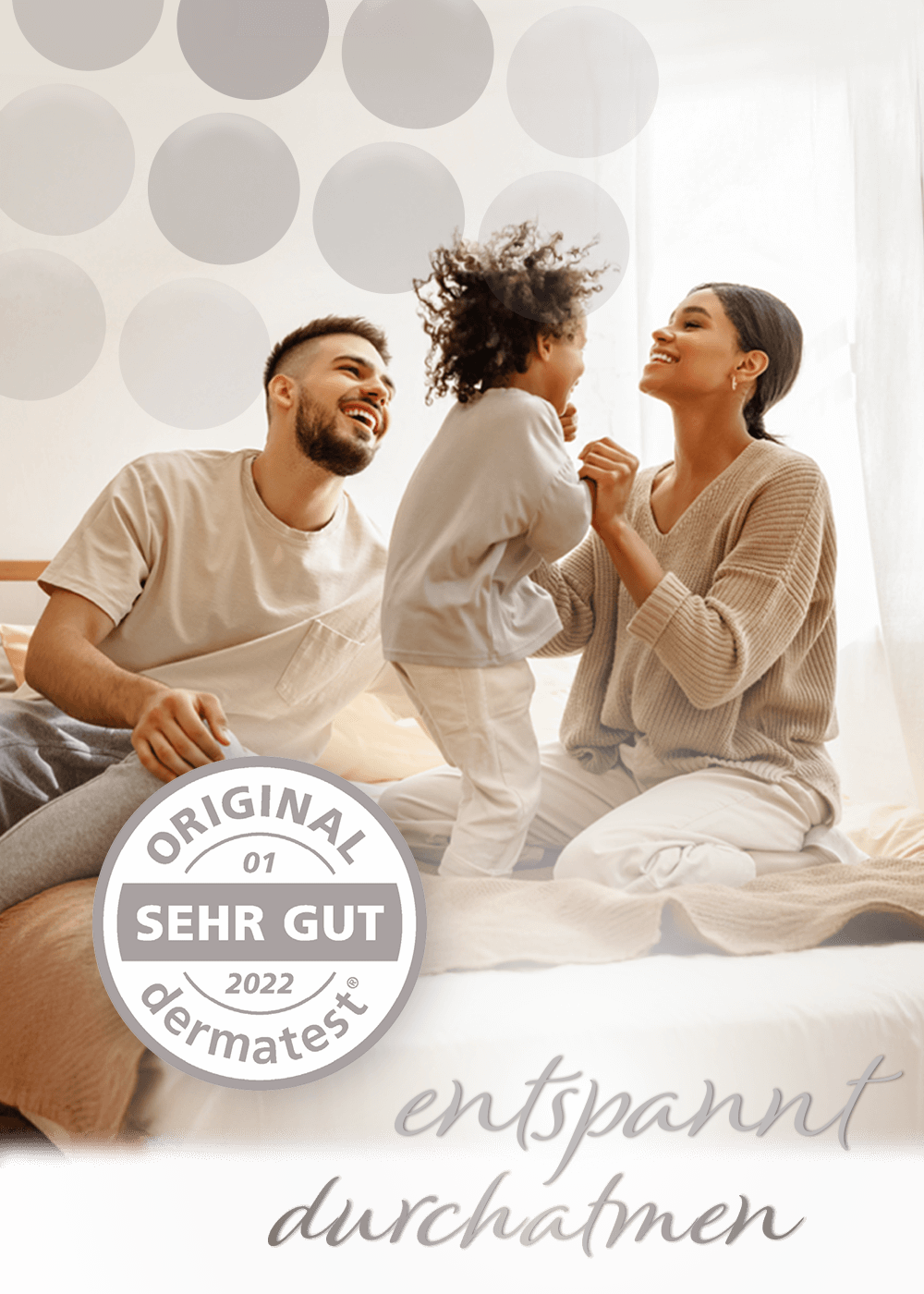 Glückliche Familie sitzt auf Bett mit Text "entspannt durchatmen" Dermatest mit Sehr Gut