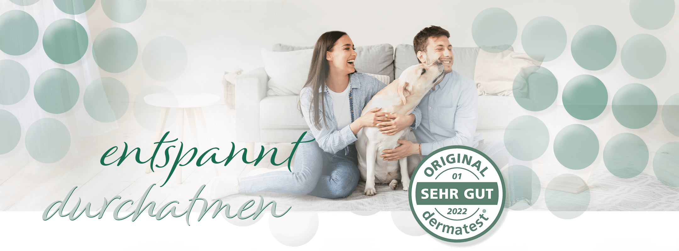 Frau und Mann kuscheln mit Hund, entspannt durchatmen mit Biodor, Dermatest sehr gut