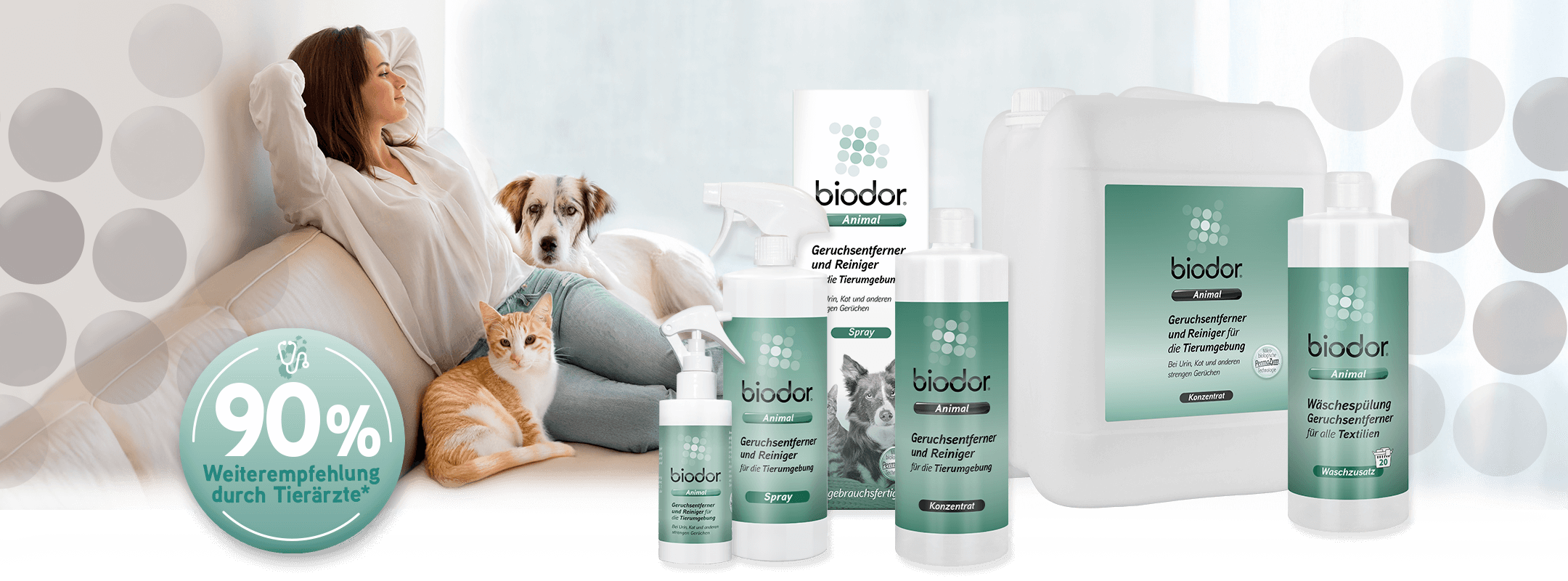 Frau mit Hund und Katze auf Sofa, Produktsortiment Biodor Animal