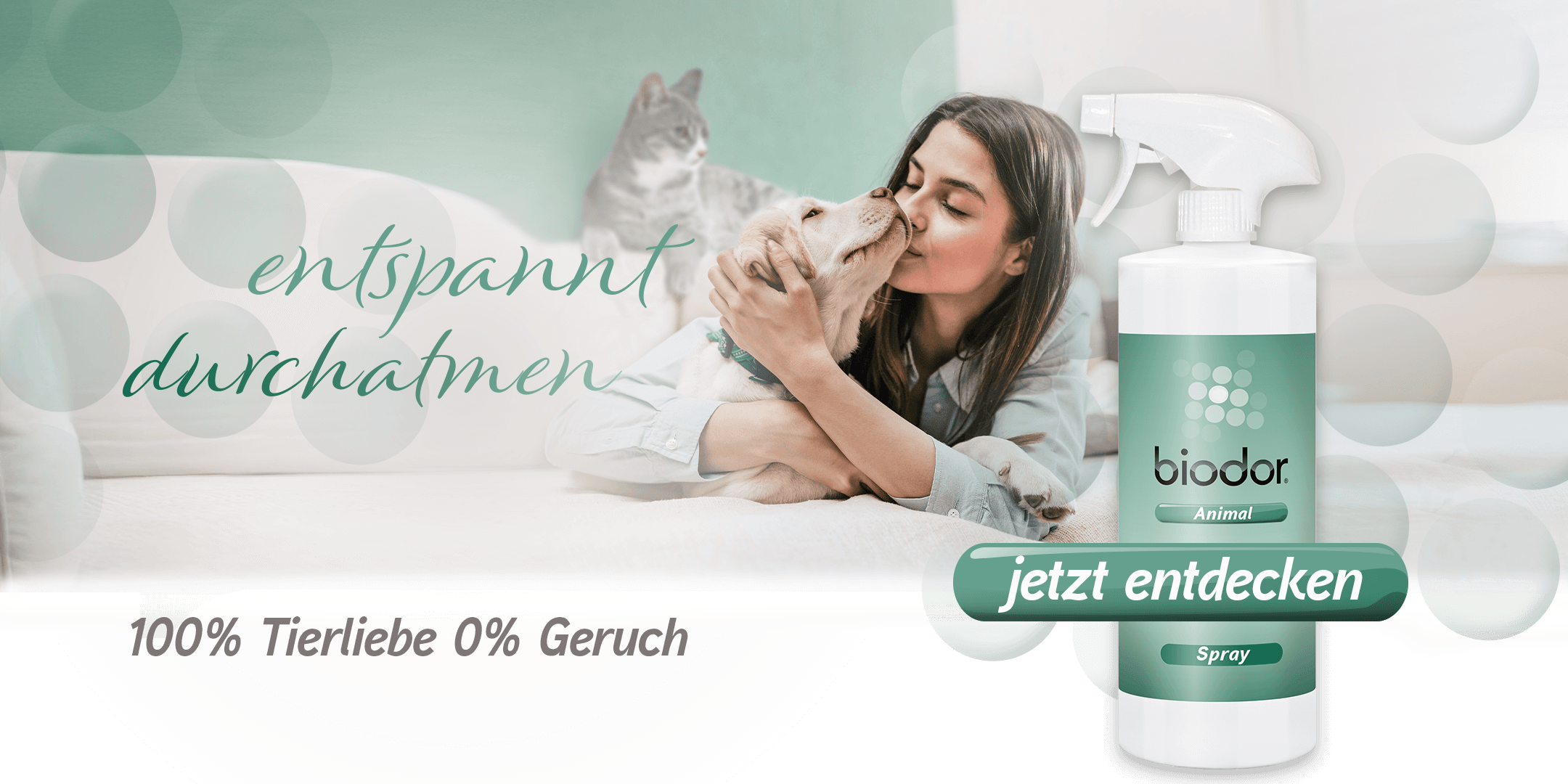 Frau mit Hund und Katze auf Sofa, entspannt durchatmen mit Biodor