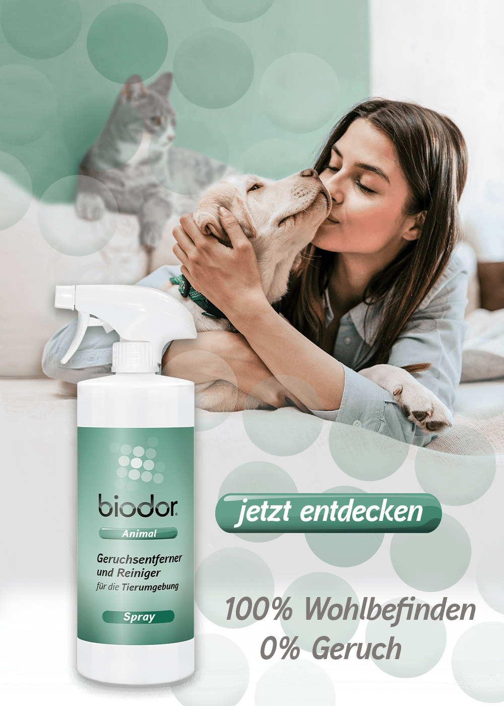 Frau mit Hund und Katze auf Sofa, entspannt durchatmen mit Biodor