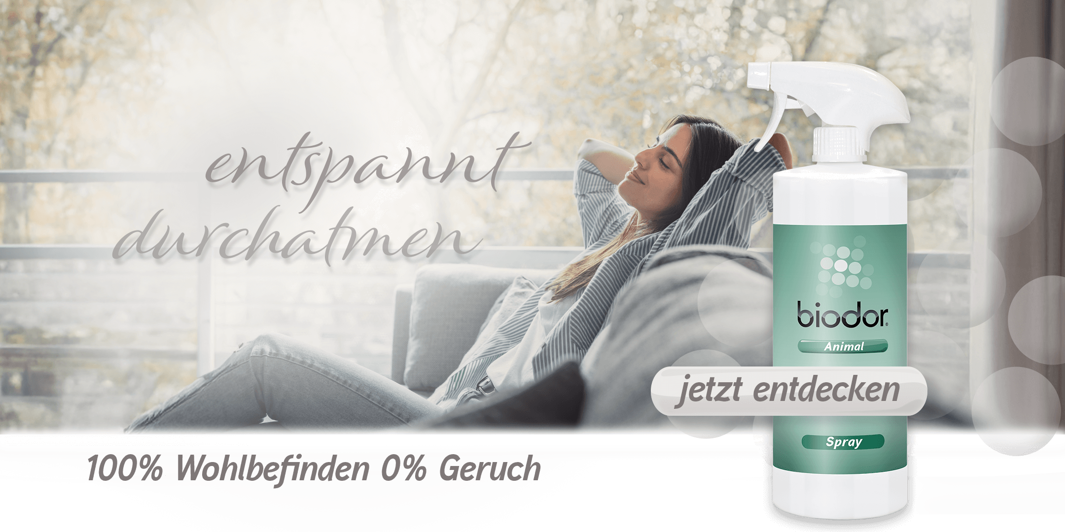 Frau entspannt auf Sofa, mit Abbildung Biodor Animal Spray und Text "entspannt durchatmen, 100% Wohlbefinden 0% Geruch"