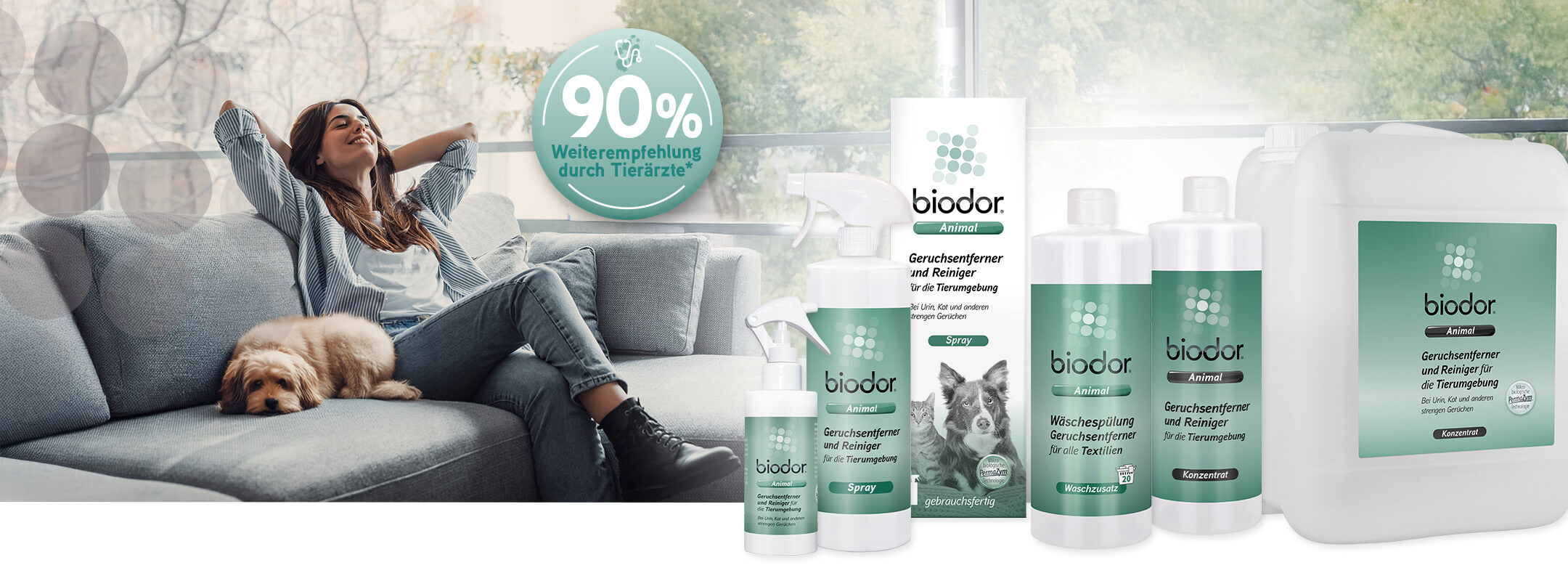 Frau auf Couch mit Hund atmet tief durch und genießtdie Frische, Produkte von Biodor im Vordergrund